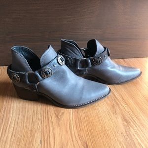 Steve Madden ACES bootie in Gray Leather